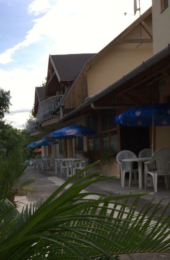 Hotel Fasor Vendeghaz Balatonszárszó Exterior foto